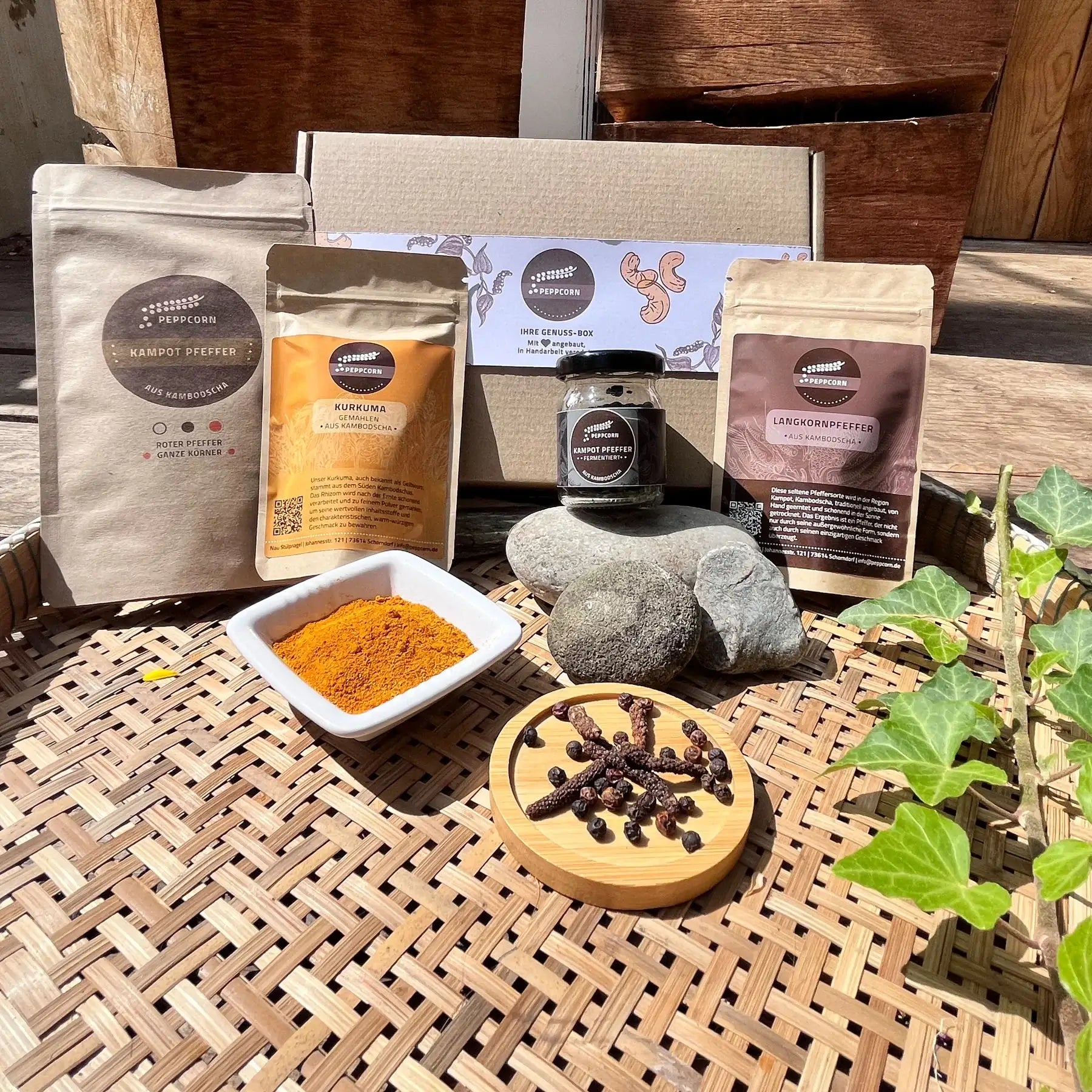 Geschenkbox Angkor mit Kurkuma, Pfefferglas und Langkornpfeffer im Sonnenlicht