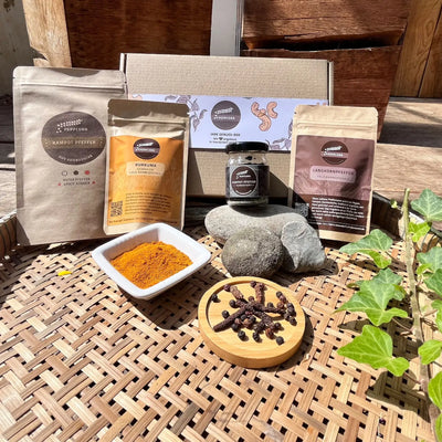 Geschenkbox Angkor mit Kurkuma, Pfefferglas und Langkornpfeffer im Sonnenlicht