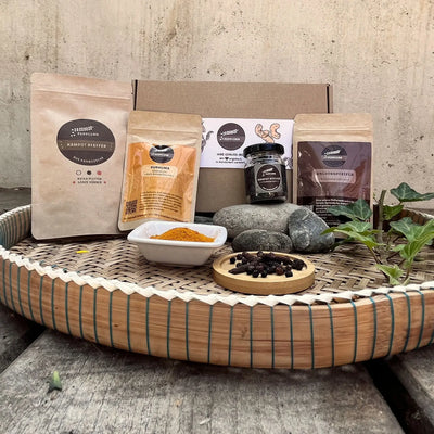Angkor Genussbox mit Kampot Pfeffer und Kurkuma in einem geflochtenen Korb