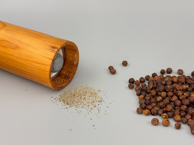 Handgedrechselte Holzpfeffermühle, 12 cm, mit CrushGrind-Keramikmahlwerk.