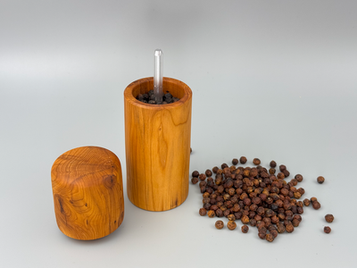 Handgedrechselte Holzpfeffermühle, 12 cm, mit CrushGrind-Keramikmahlwerk.