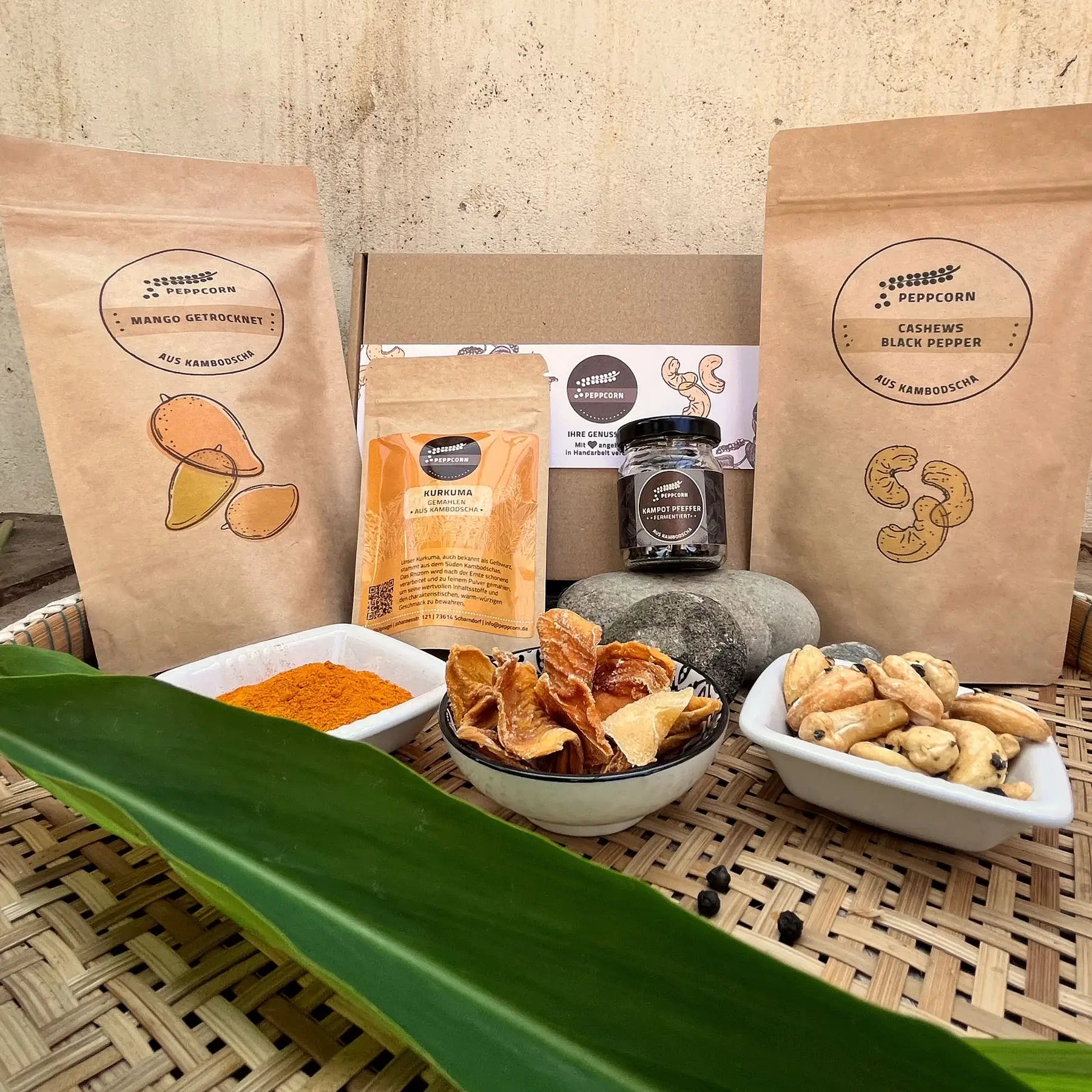 Samnang Geschenkset mit Mango, Kurkuma, Pfefferglas und Cashews auf Bambusmatte