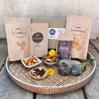 Somleng Set mit Cashews, Kampot Pfeffer und getrockneter Mango auf rundem Bambustablett