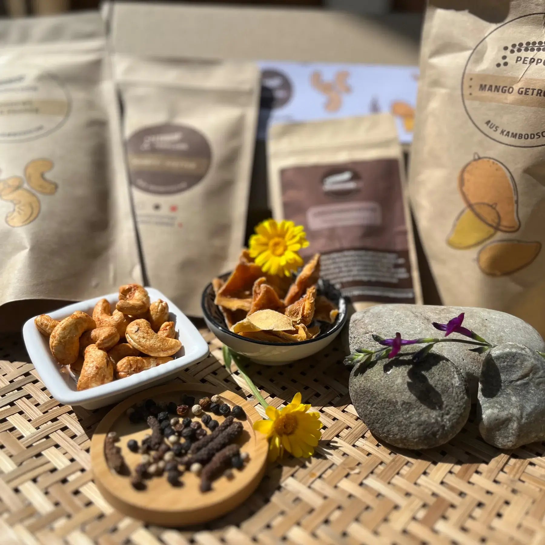 Nahaufnahme der Somleng Genussbox mit Cashews, Mango und langem Kampot Pfeffer