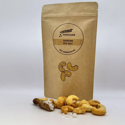 Cashews Sea Salt von PeppCorn in der Papiertüte, davor geröstete Kerne mit Meersalz